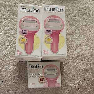 Schick Intuition Razor Set in Pink